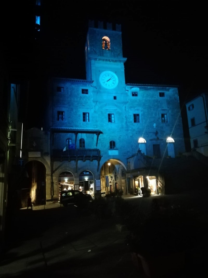 Il Palazzo Comunale di Cortona si tinge di Blu