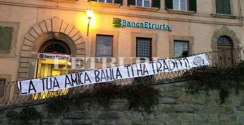 Banca Etruria Davanti Alla Filiale Di Cortona Manifesti Contro Il Decreto Salva Banche